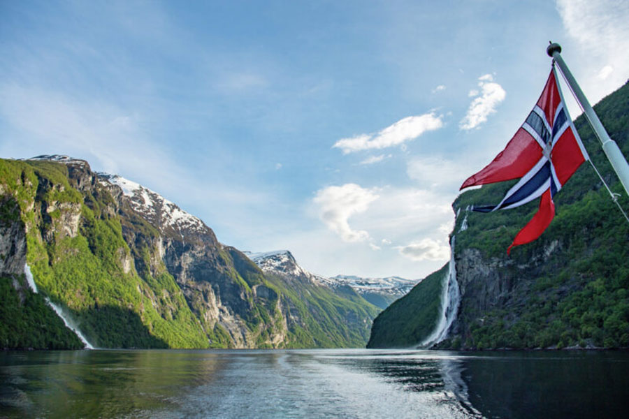 Uitzicht over de Geirangerfjord vanaf een boot