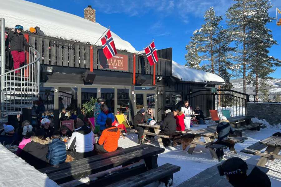 Vol terras bij apr&egrave;s-ski bar Laaven in Trysil, Noorwegen