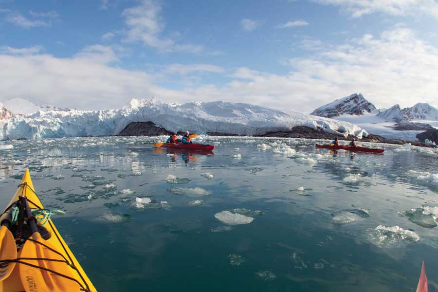 Kayak excursie tijdens een Hurtigruten expeditie reis 