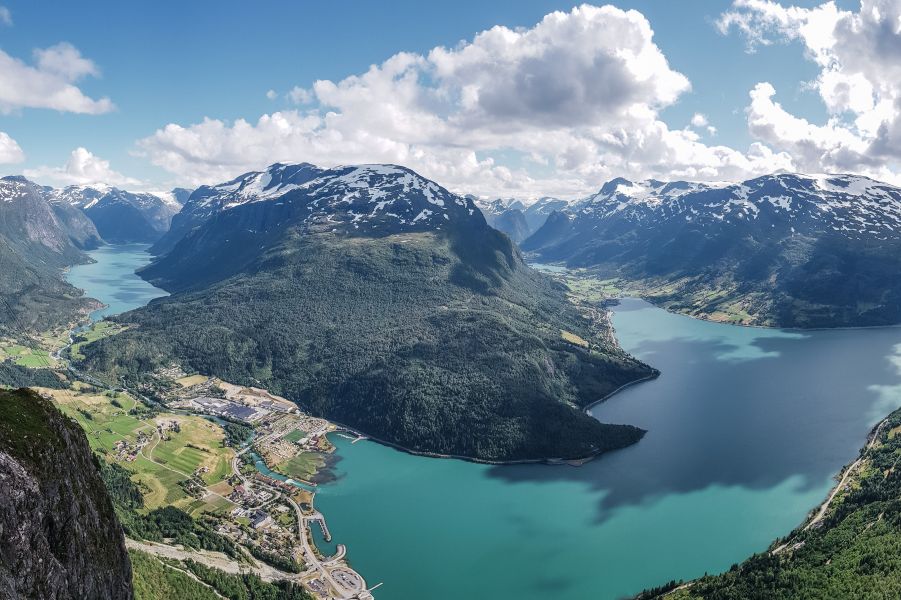 Loen Skilift uitzicht op Olden en Nordfjord van Mount Hoven