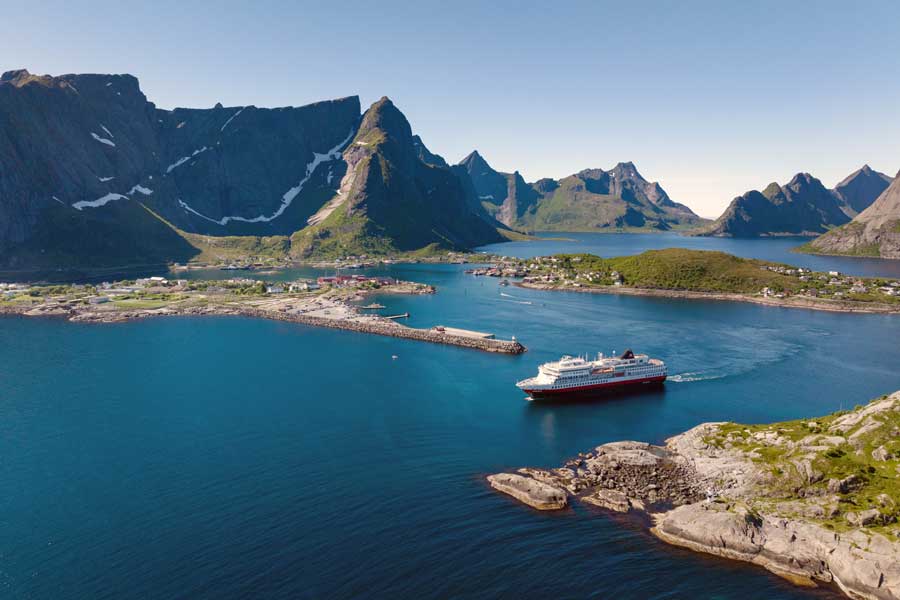 MS Finnmarken in de Lofoten