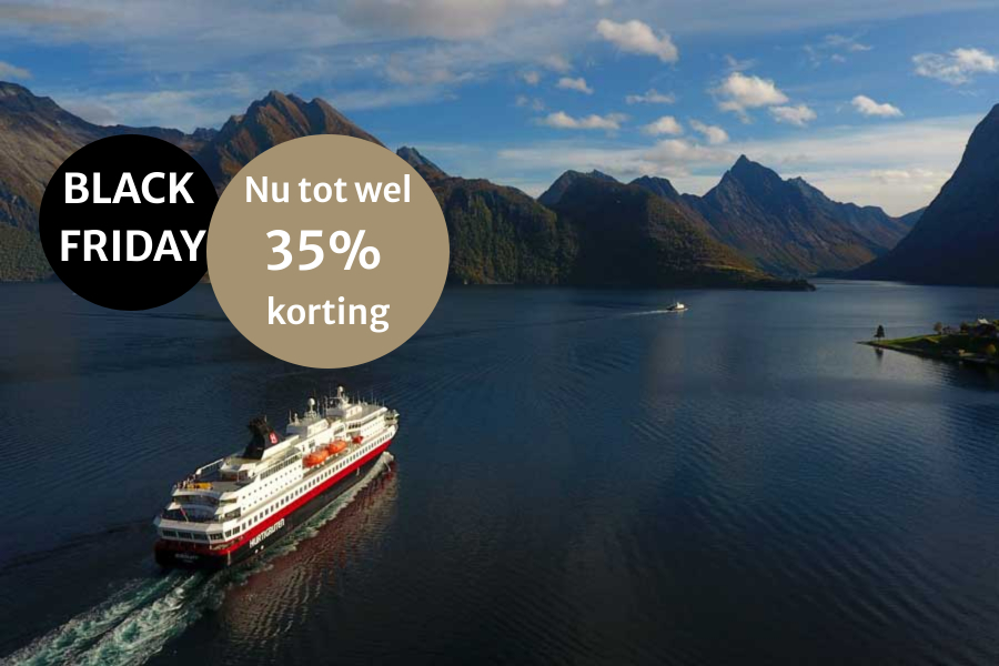 MS Nordkapp langs de Noorse kust