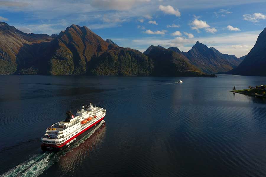 MS Nordkapp langs de Noorse kust