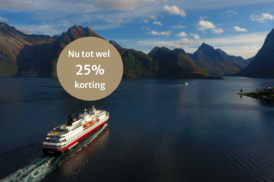 MS Nordkapp langs de Noorse kust