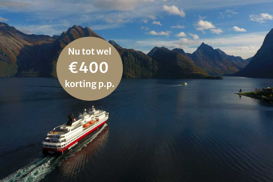 MS Nordkapp langs de Noorse kust