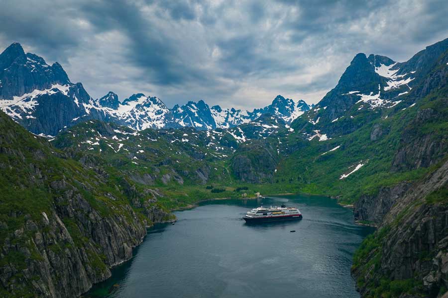 Hurtigruten Svalbard Line met BBI Travel