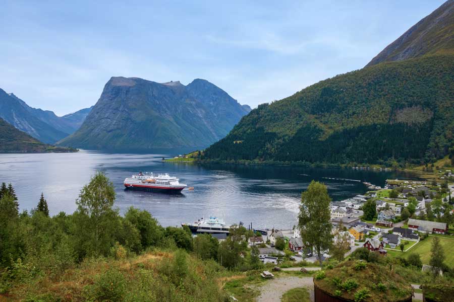 Hurtigruten Svalbard Line met BBI Travel