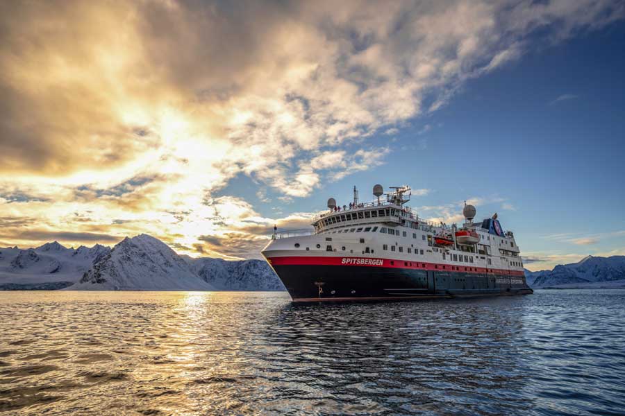 MS Spitsbergen in Smeerenburgfjord