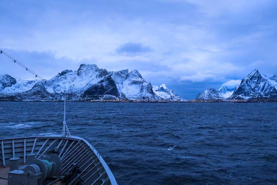 Lofoten in zicht vanaf het dek MS Spitsbergen 
