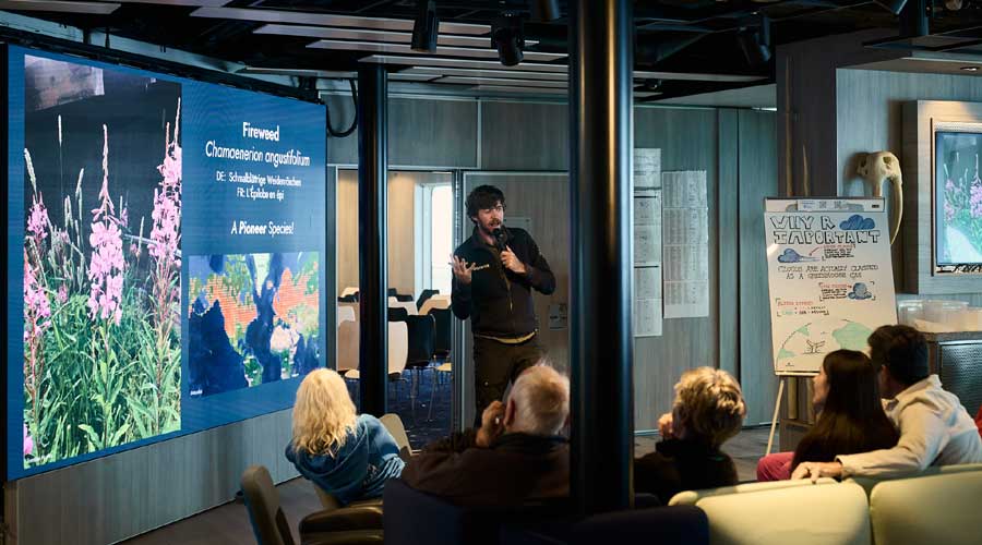 Tijdens lezingen aan boord vertelt het expeditie-team alles over de inheemse cultuur Tijdens lezingen aan boord vertelt het expeditie-team alles over de inheemse cultuur