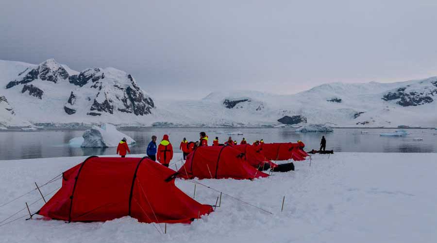 Nacht kamperen op Antarctica is een unieke belevenis Nacht kamperen op Antarctica is een unieke belevenis
