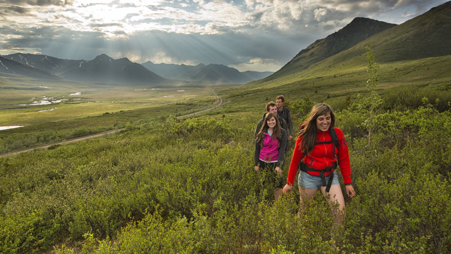 Wandelaars in Tombstone Park in de Yukon in Canada.