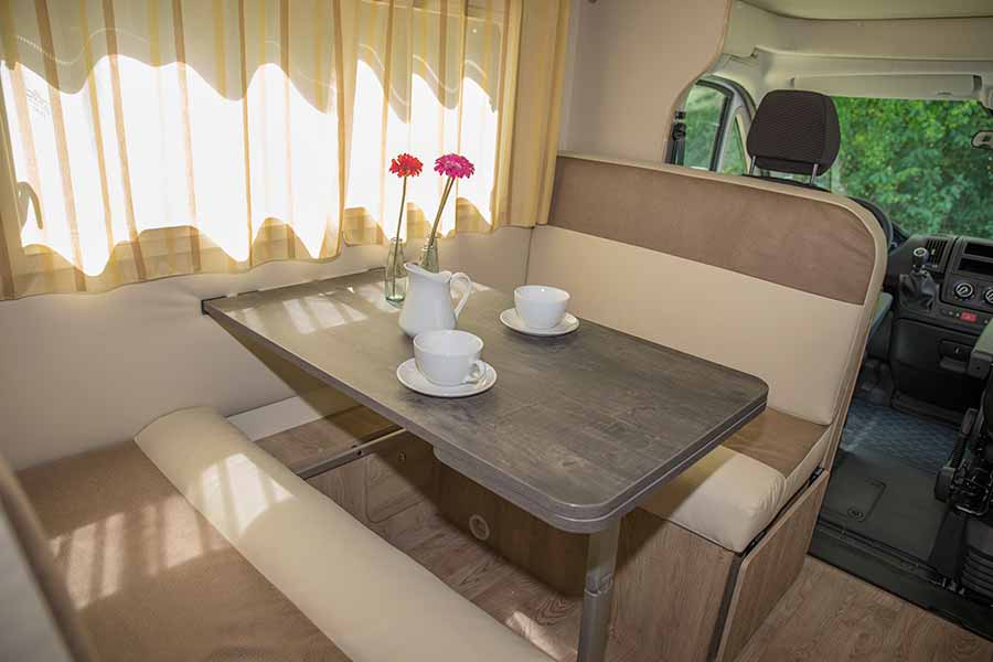 salon Type E Grote camper vanaf Ireland West Airport Knock
