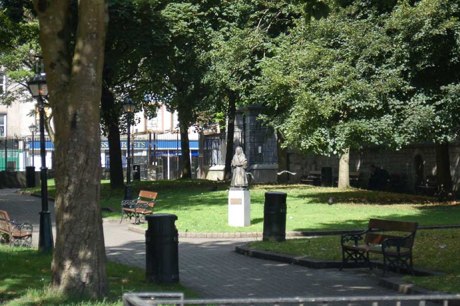 Uienverkoper in Bishop Lucey Park