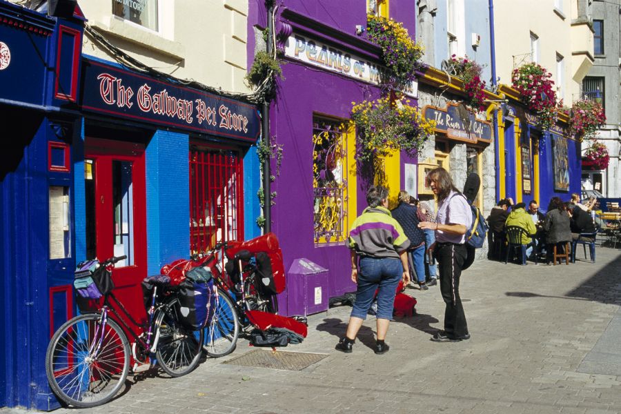 Fietsers rusten uit bij een pub in Galway