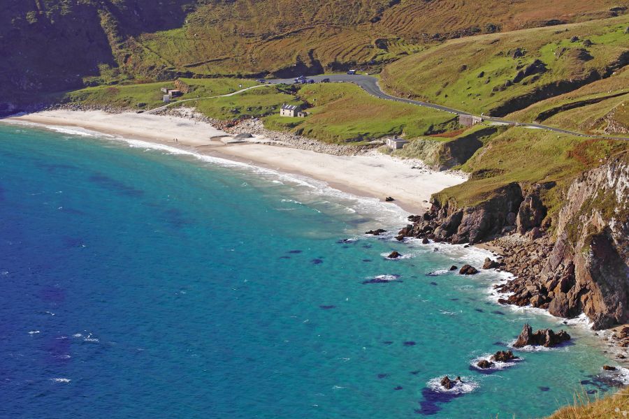 Uitzicht vanaf een berg op het strand van Achill Island