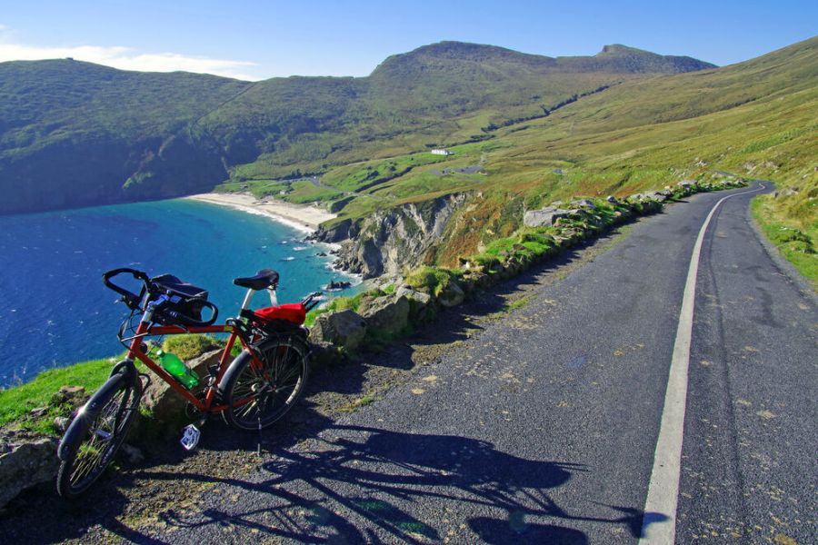 Een rode fiets op een standaard op een heuvel in Connemara