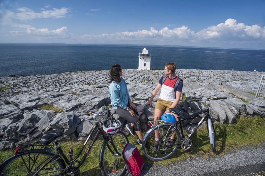 Twee fietsers rusten uit bij de kust van The Burren