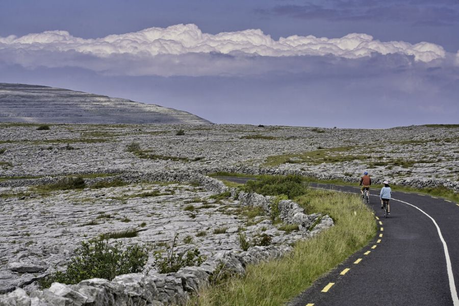 Twee fietsers fietsend door het hart van The Burren