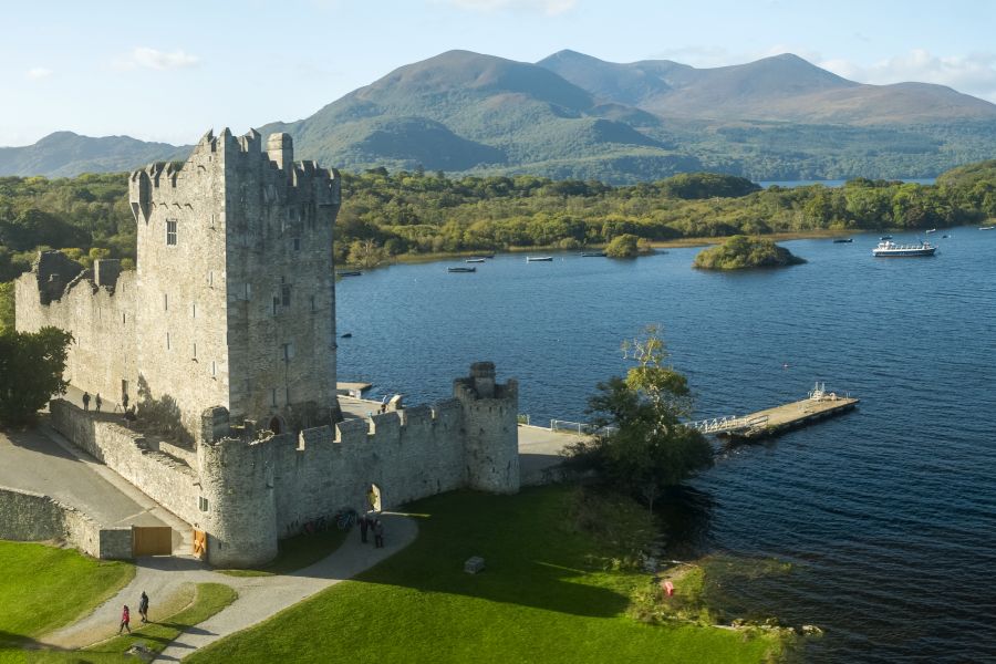 Ross Castle bij het meer met uitzicht op Killarney National Park