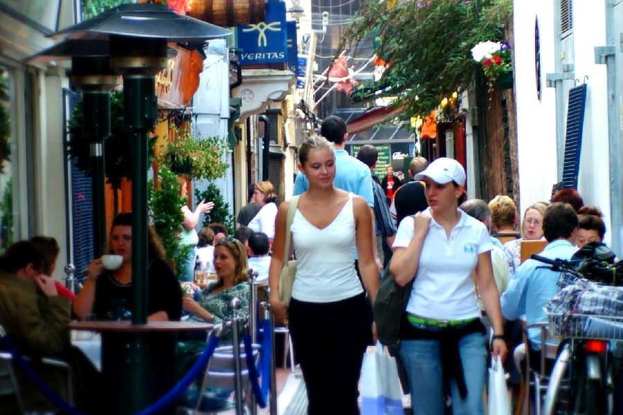 Twee dames wandelen door de winkelstraat Cork City