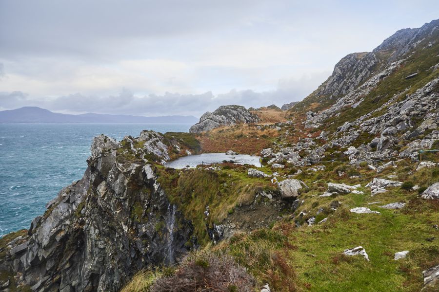 Een berg voor de kust van West Cork met uitzicht op de oceaan