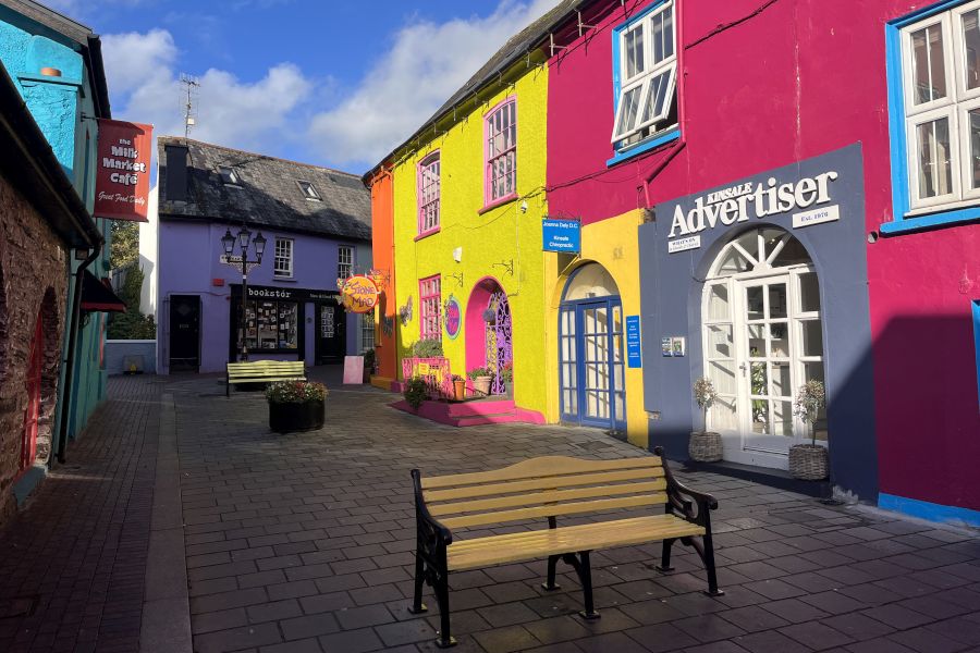 Gekleurde huisjes in de straat van Kinsale