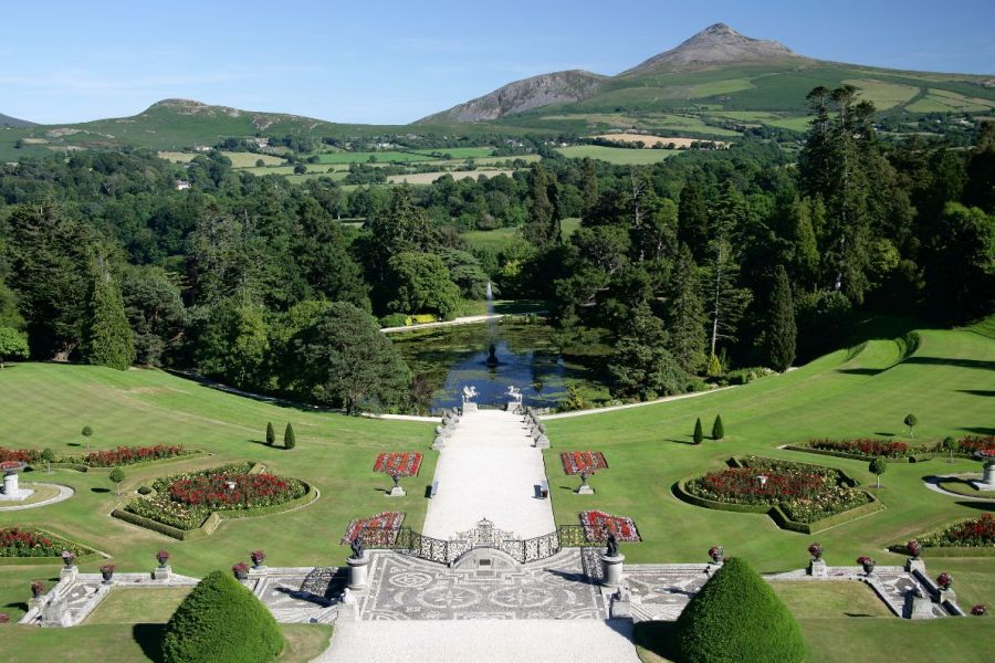 Uitzicht vanuit Powerscourt op de groene heuvels