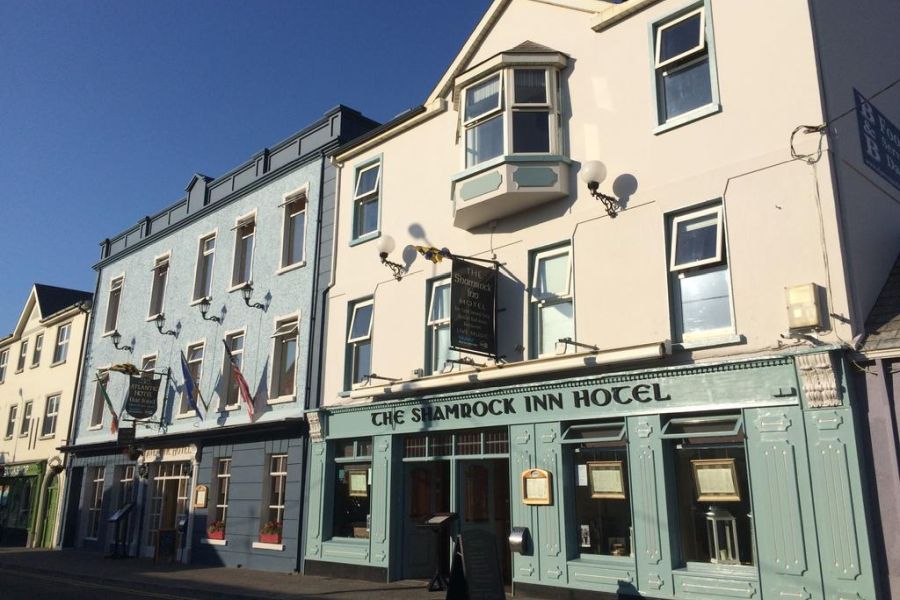 Voorkant van het Shamrock Inn Hotel in Lahinch