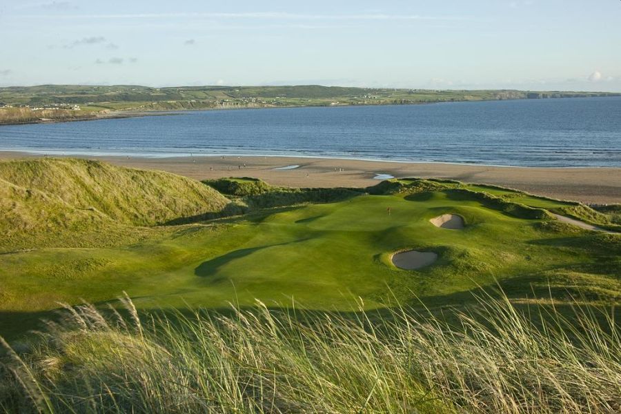Lahinch Golf Course met uitzicht op de zee tijdens vloed