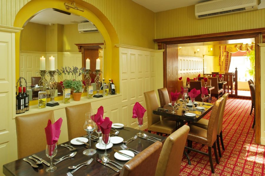 Het restaurant met gedekte tafels