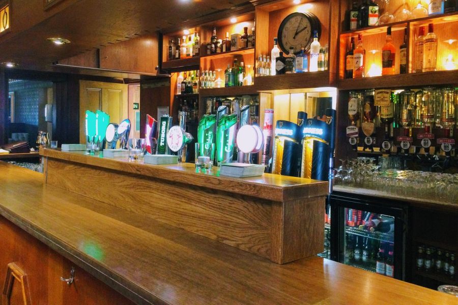 De bar waar verschillende biertjes getapt kunnen worden met verschillende alcoholische dranken op de achtergrond