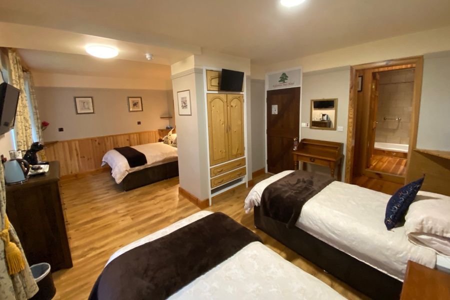 Kylemore Pass Hotel, Kylemore