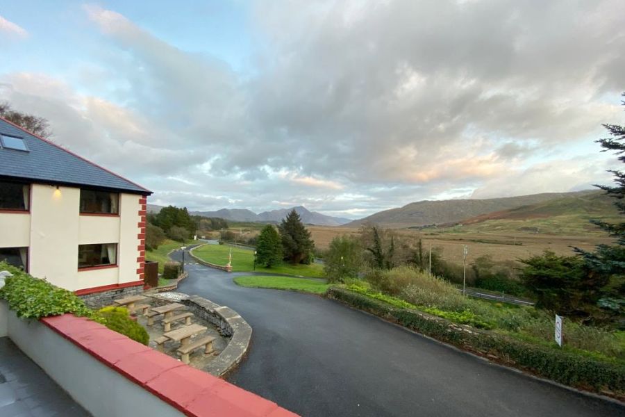 Kylemore Pass Hotel, Kylemore