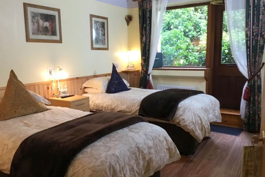 Kylemore Pass Hotel, Kylemore