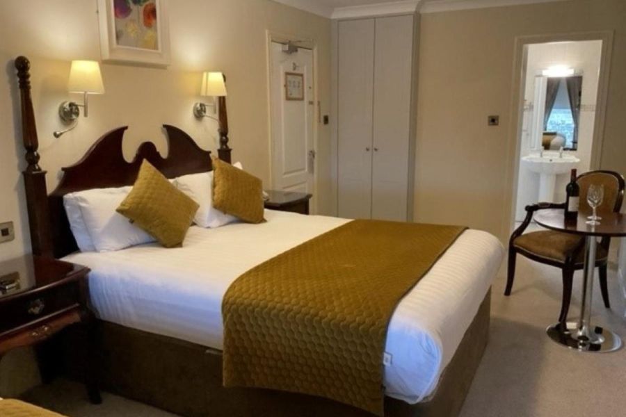 Een tweepersoonskamer in het Atlantic Hotel Lahinch met een geel dekbedovertrek