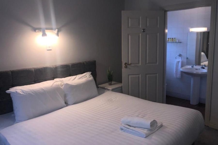 Een tweepersoonskamer in het Atlantic Hotel Lahinch met uitzicht op de badkamer