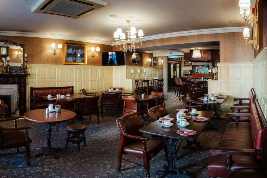 Een restaurant met bruine stoelen en lederen banken