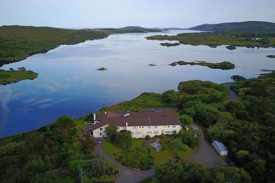 Uitzicht van bovenaf op het Ardagh Hotel Clifden met het meer op de achtergrond