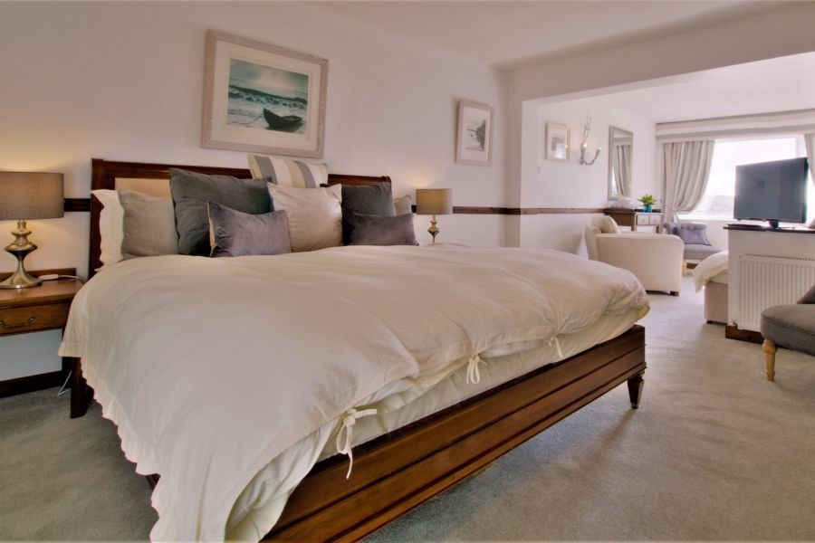 Een opgemaakt dubbelbed in een slaapkamer van het Ardagh Hotel Clifden