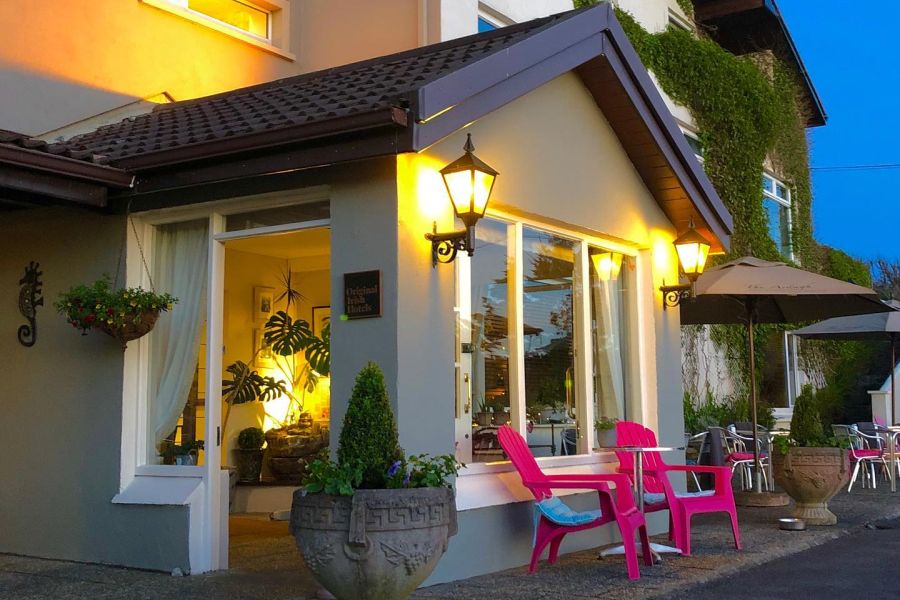 De voorkant van het Ardagh Hotel Clifden tijdens de schemer