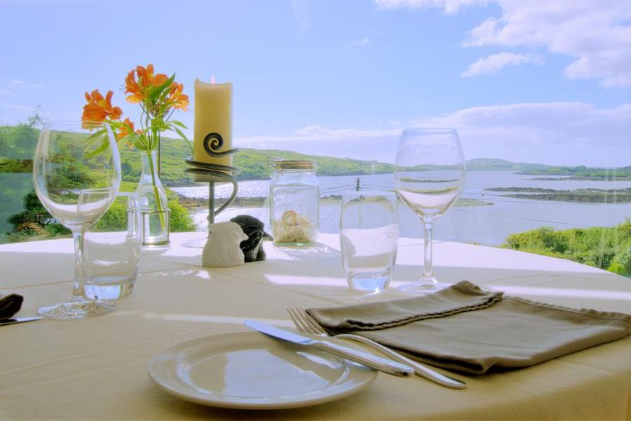 Een gedekte tafel op het terras van het Ardagh Hotel Clifden met uitzicht op het meer