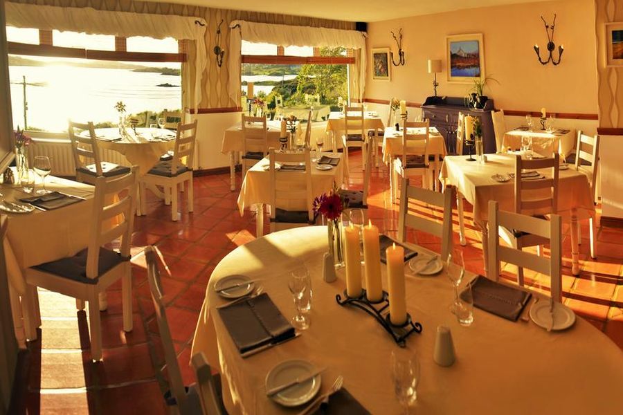 Het restaurant van het Ardagh Hotel Clifden met gedekte tafels