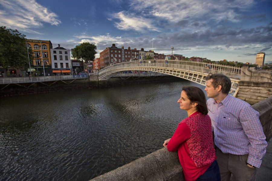 Dublin Halfpenny Bridge autorondreis Ierland luxe