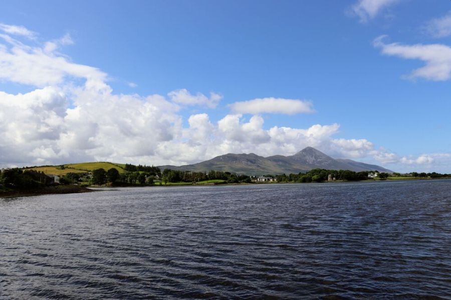 Uitzicht op het meer dat nabij Croagh Patrick ligt