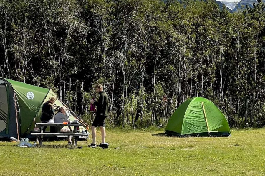 Kampeeruitrusting incl. tent, mat en slaapzakken