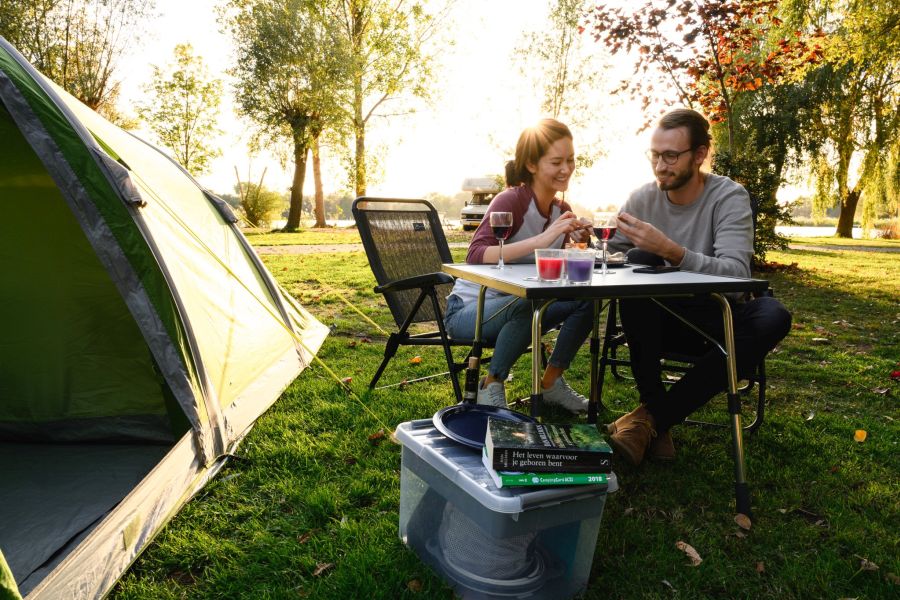 Kampeeruitrusting incl. tent, mat en slaapzakken