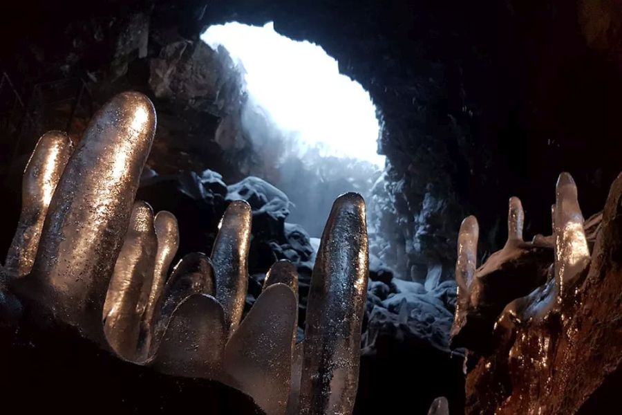 De Lava Tunnel Raufarholshellir