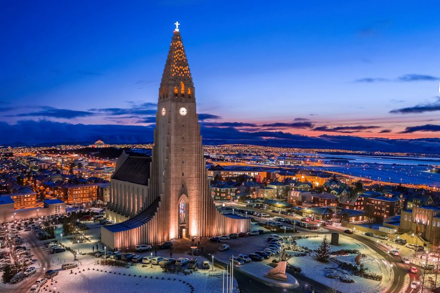 Uitzicht op de Halgrimmskirkja in Reykjavik in IJsland