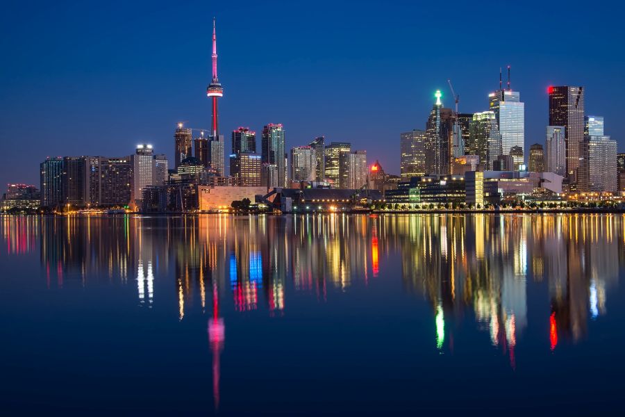 Uitzicht over de skyline van Toronto na zonsondergang on Ontario in Canada.